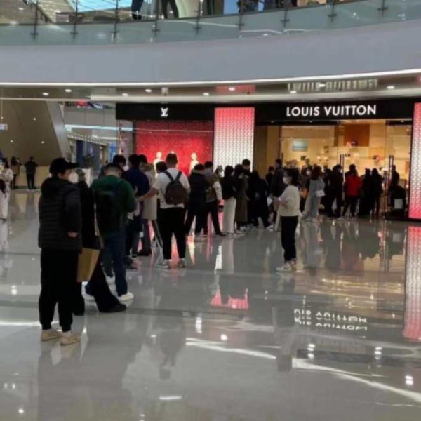 涨价？售罄！这一奢侈品店大排长龙