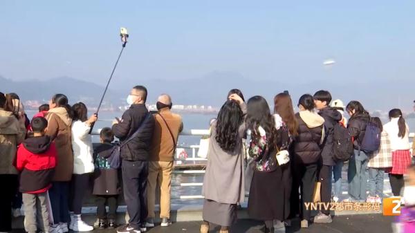 喂海鸥太投入，手机、鞋子等物品都掉滇池里！这群人好忙