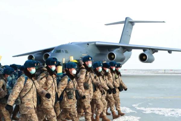 乘坐“胖妞”的新兵们,下连啦! 乘坐“胖妞”的新兵们,下连啦!