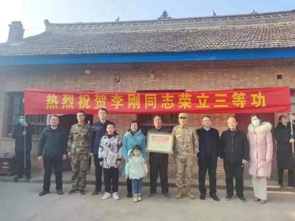 不愧是山东舰，给官兵们送喜报都这么隆重