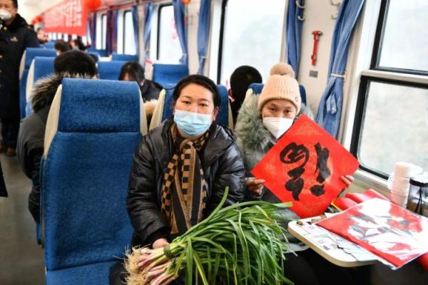“慢火车”上的“带货”现场，真热闹！