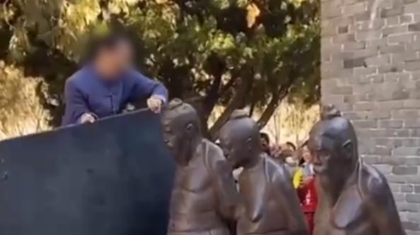 游客高喊“还我河山”砸秦桧像，景区报警