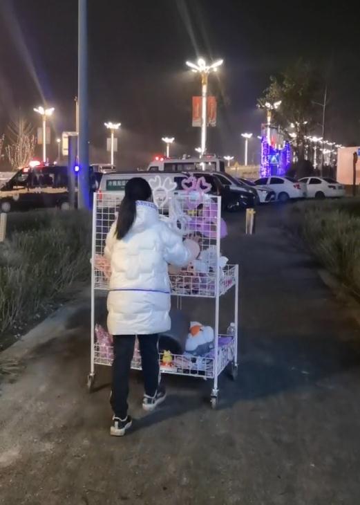 11岁女孩寒假摆摊卖玩具半月赚上万元，生意好的时候，每天能赚1500元以上