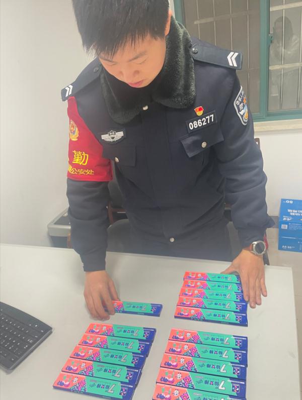男子欲携16盒“仙女棒”烟花坐火车，被警方制止罚200元