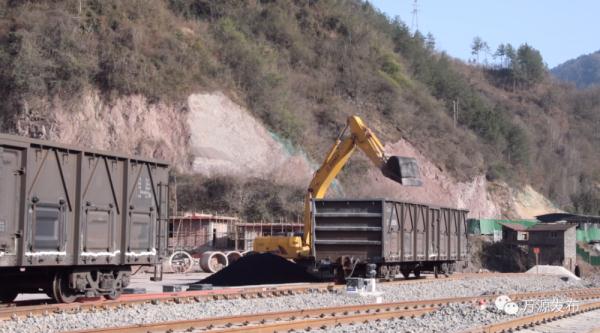 3400多吨煤炭落地四川万源储配煤基地 3400多吨煤炭落地四川万源储配煤基地