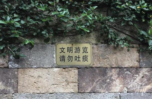 游客高喊“还我河山”砸秦桧像，景区报警