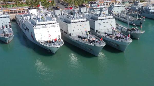 放眼望去→舰舰舰……船船船……