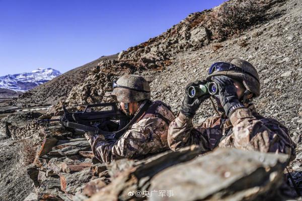 海拔4000米!直击高原官兵单兵战术综合演练 海拔4000米!直击高原官兵单兵战术综合演练