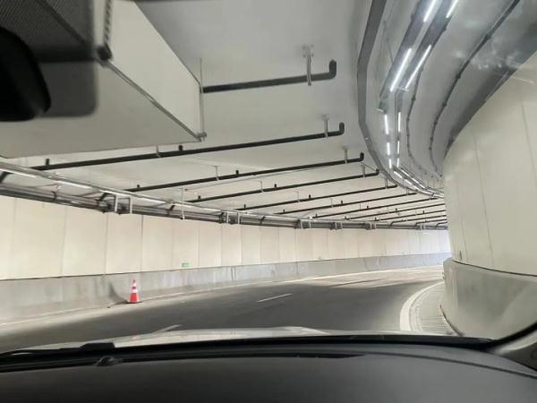凌晨2点在机场停车场堵车40分钟，还多交了一笔停车费！什么原因？如何解决？