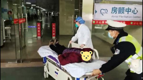 “幸亏有你们，把老人从死神手中拉了回来”