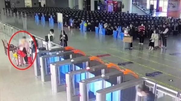 险!10岁女孩下错高铁站...... 险!10岁女孩下错高铁站......