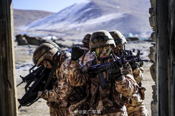 海拔4000米!直击高原官兵单兵战术综合演练 海拔4000米!直击高原官兵单兵战术综合演练
