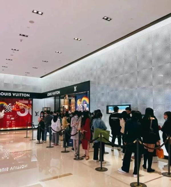 涨价？售罄！这一奢侈品店大排长龙