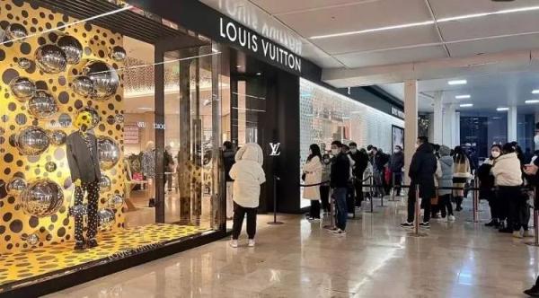 涨价？售罄！这一奢侈品店大排长龙