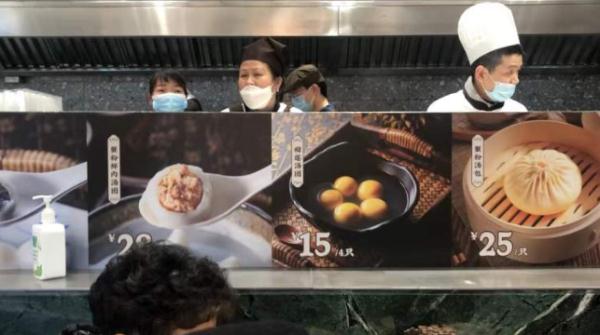 上海阿姨爷叔近期在买啥?这里一天能卖出6万只,有人一买就是20盒…… 上海阿姨爷叔近期在买啥?这里一天能卖出6万只,有人一买就是20盒……