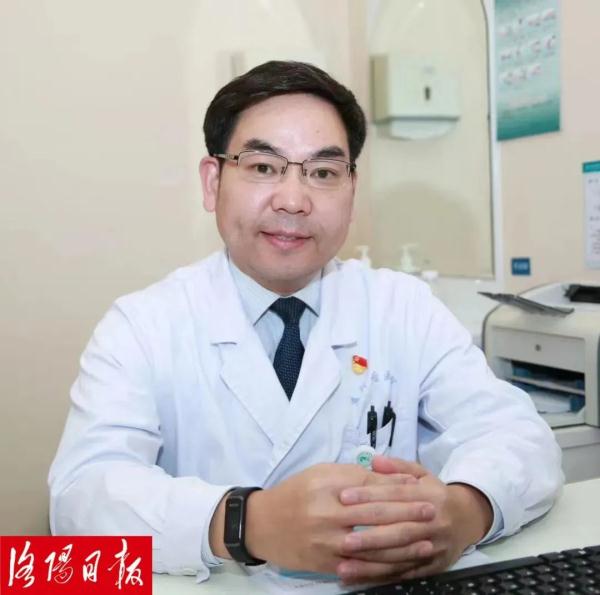 他回老家过年，却把家变成了诊室