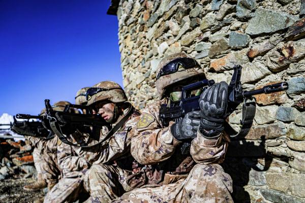 海拔4000米!直击高原官兵单兵战术综合演练 海拔4000米!直击高原官兵单兵战术综合演练