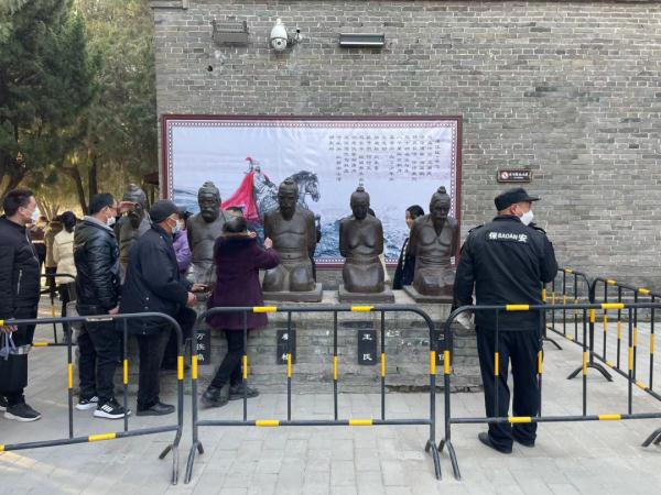 游客高喊“还我河山”砸秦桧像，景区：男子已被警方控制