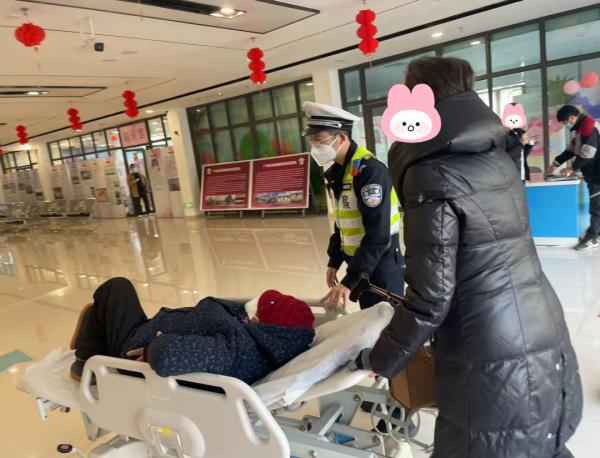 “幸亏有你们，把老人从死神手中拉了回来”