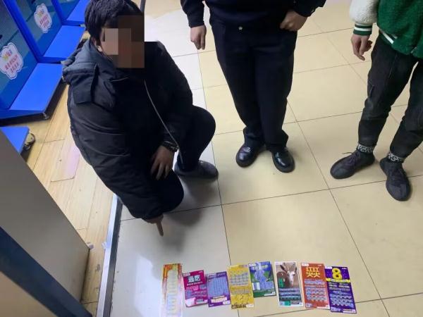 男子偷2万多元刮刮乐，中了9000元！民警：还好你手气差