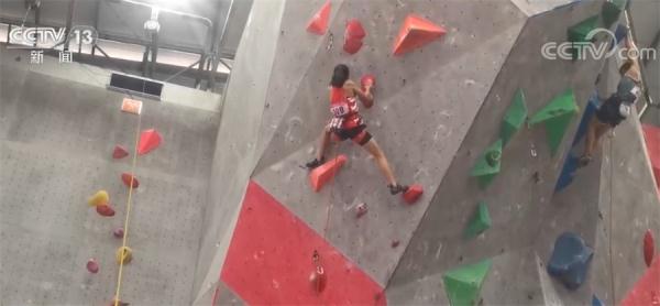 大山里的攀岩少年努力攀登 带着更开阔的眼界一起向未来