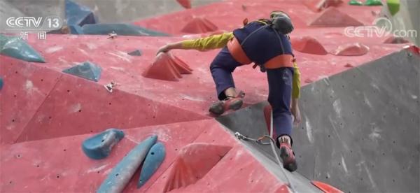 大山里的攀岩少年努力攀登 带着更开阔的眼界一起向未来