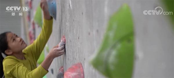 大山里的攀岩少年努力攀登 带着更开阔的眼界一起向未来