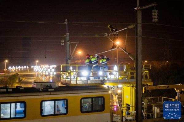 守护春运的高铁接触网检修工