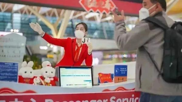 开年上海机场客流高峰重现，1月出港航班已恢复至2019年同期七成水平