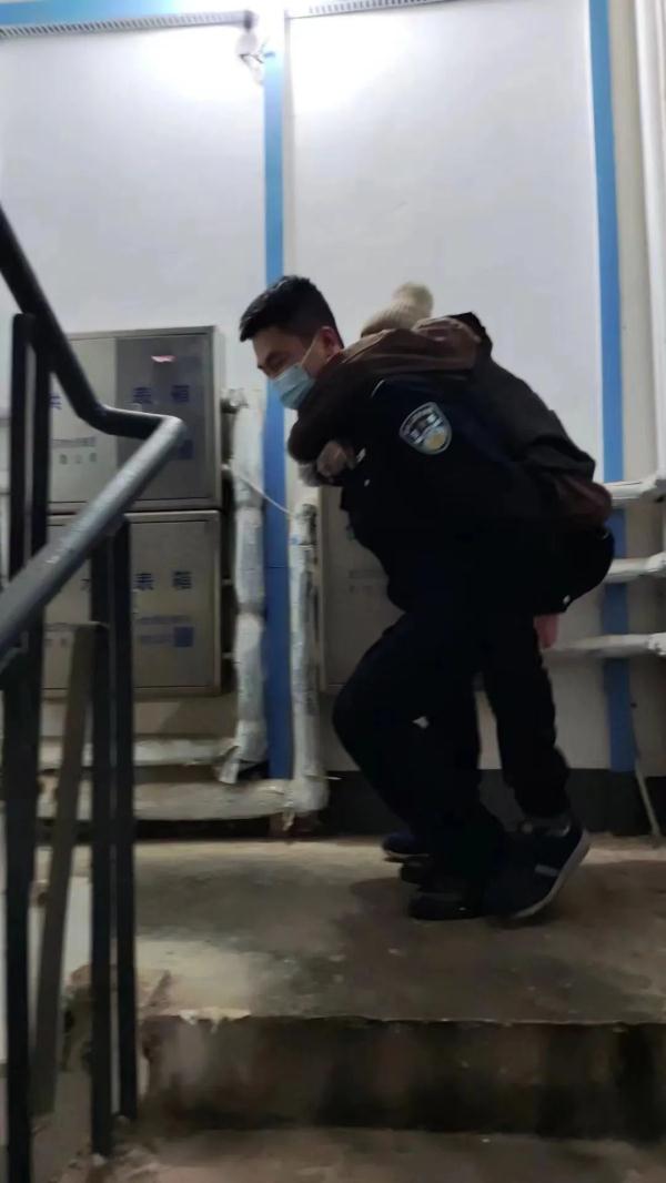 你背着老人爬上6楼的样子，真帅！