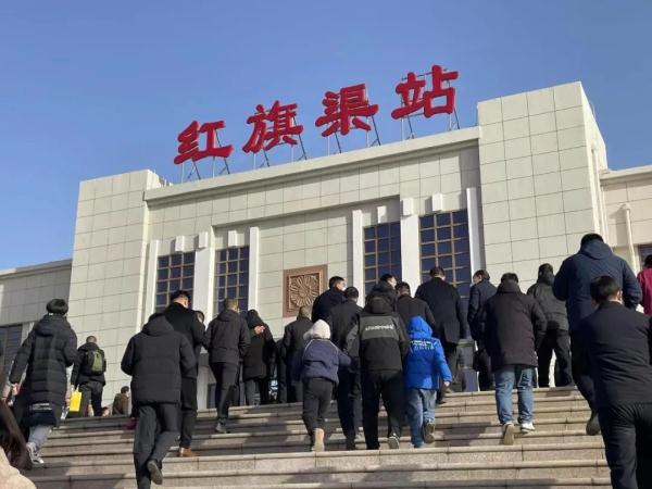 这趟车,每逢周末“朝发夕归” 这趟车,每逢周末“朝发夕归”