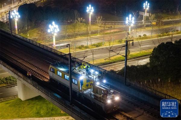 守护春运的高铁接触网检修工