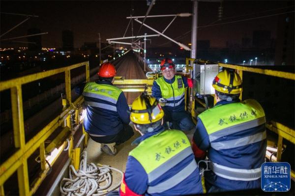 守护春运的高铁接触网检修工