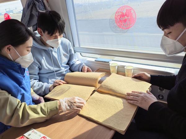 新春走基层|温暖与爱的接力——山东青岛志愿者助力视障人士春运返程 新春走基层|温暖与爱的接力——山东青岛志愿者助力视障人士春运返程