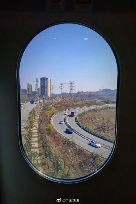 坐火车时记得要抬头，高铁车窗外的风景美如画