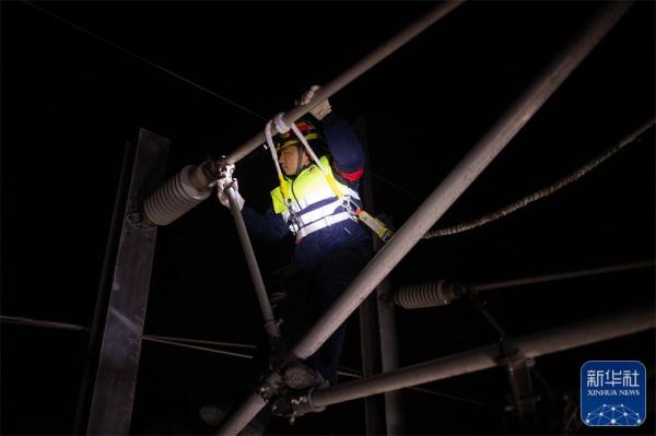 守护春运的高铁接触网检修工