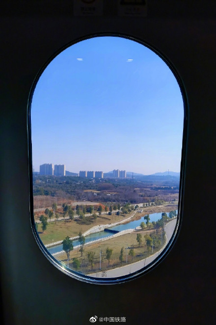 坐火车时记得要抬头，高铁车窗外的风景美如画