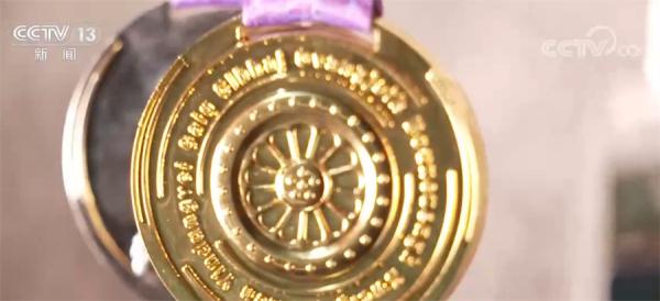 大山里的攀岩少年努力攀登 带着更开阔的眼界一起向未来