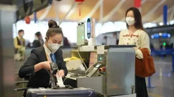 开年上海机场客流高峰重现，1月出港航班已恢复至2019年同期七成水平