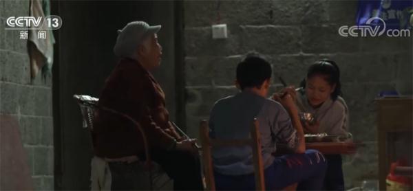 大山里的攀岩少年努力攀登 带着更开阔的眼界一起向未来