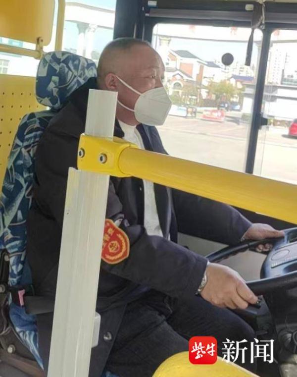 路遇工程车着火 &nbsp; 公交司机停车奋勇扑救