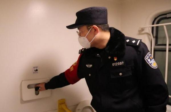 一男子在火车卫生间内装设备偷拍被北京铁警行拘 一男子在火车卫生间内装设备偷拍被北京铁警行拘
