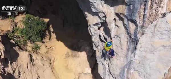大山里的攀岩少年努力攀登 带着更开阔的眼界一起向未来