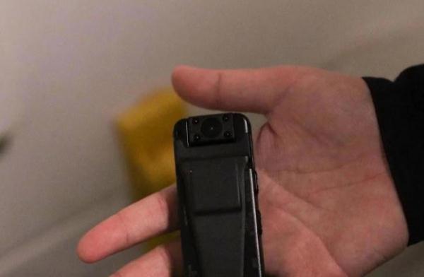 一男子在火车卫生间内装设备偷拍被北京铁警行拘 一男子在火车卫生间内装设备偷拍被北京铁警行拘