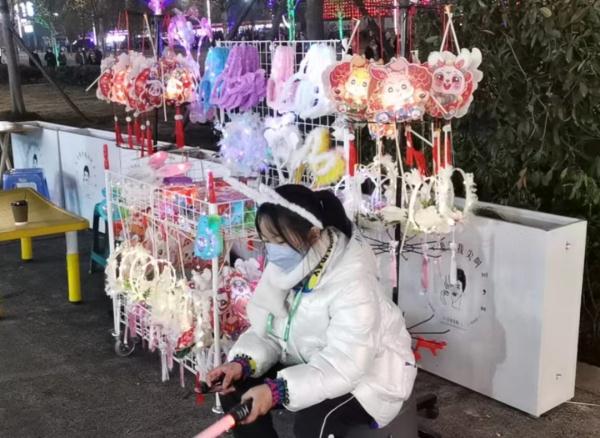 11岁女孩寒假摆摊，半个月赚了1万元！“生意好时每天能赚1500元！”