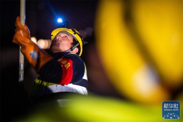 守护春运的高铁接触网检修工