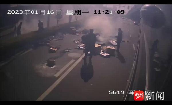 路遇工程车着火 &nbsp; 公交司机停车奋勇扑救