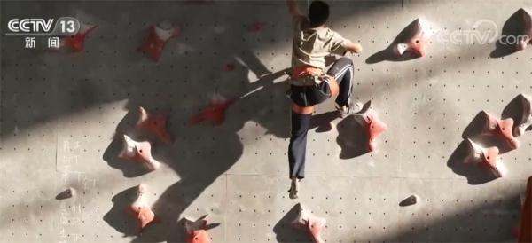 大山里的攀岩少年努力攀登 带着更开阔的眼界一起向未来