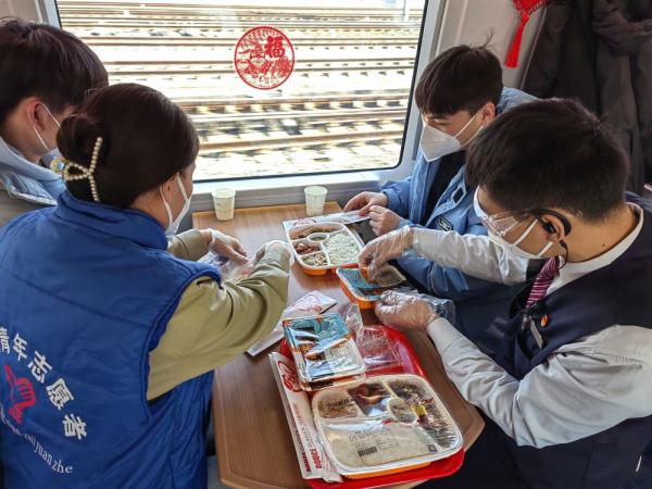 新春走基层|温暖与爱的接力——山东青岛志愿者助力视障人士春运返程 新春走基层|温暖与爱的接力——山东青岛志愿者助力视障人士春运返程