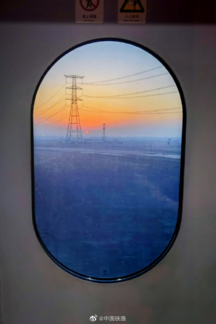 坐火车时记得要抬头，高铁车窗外的风景美如画